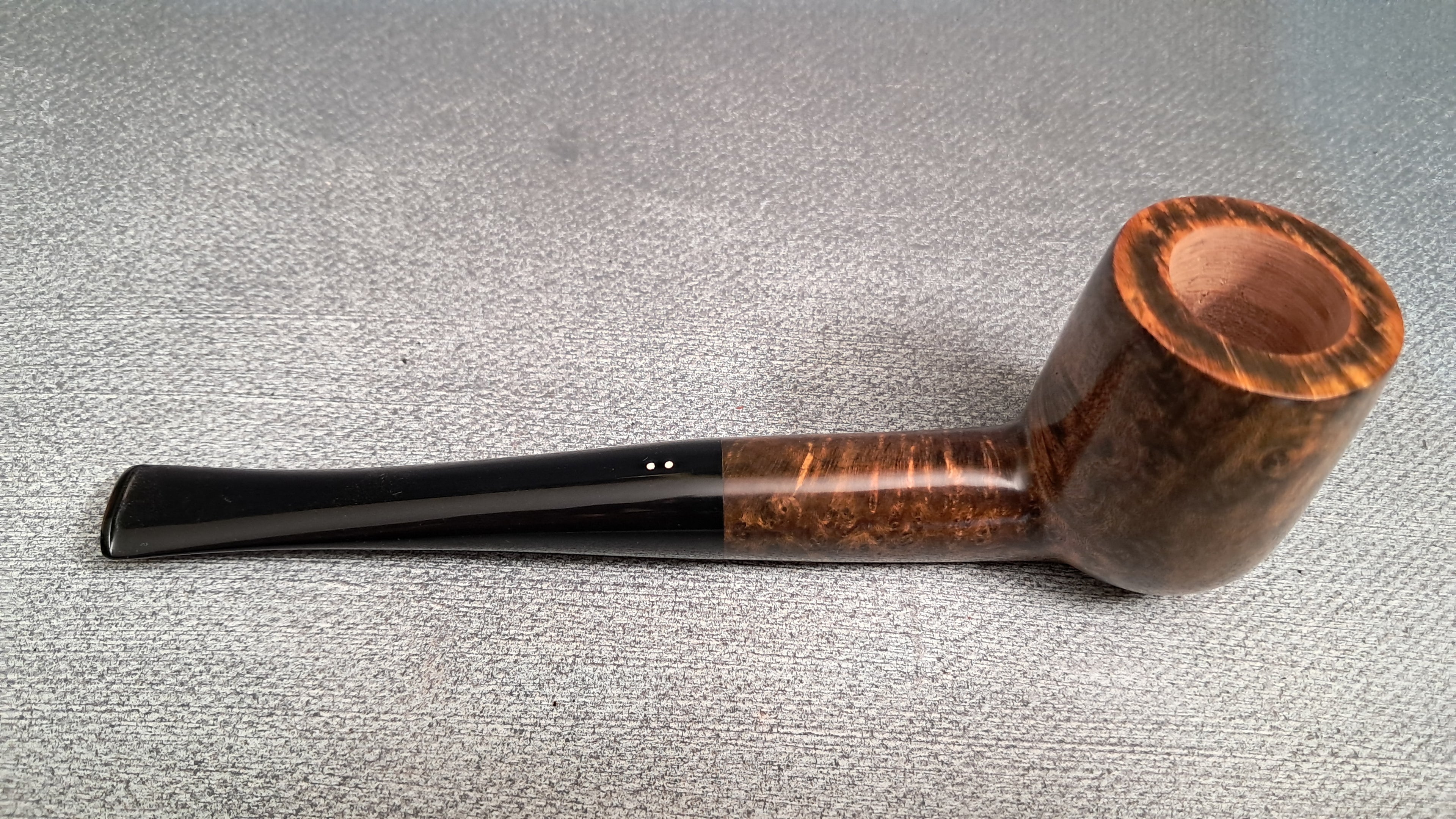 Hand made billiard pipe, smooth contrast.