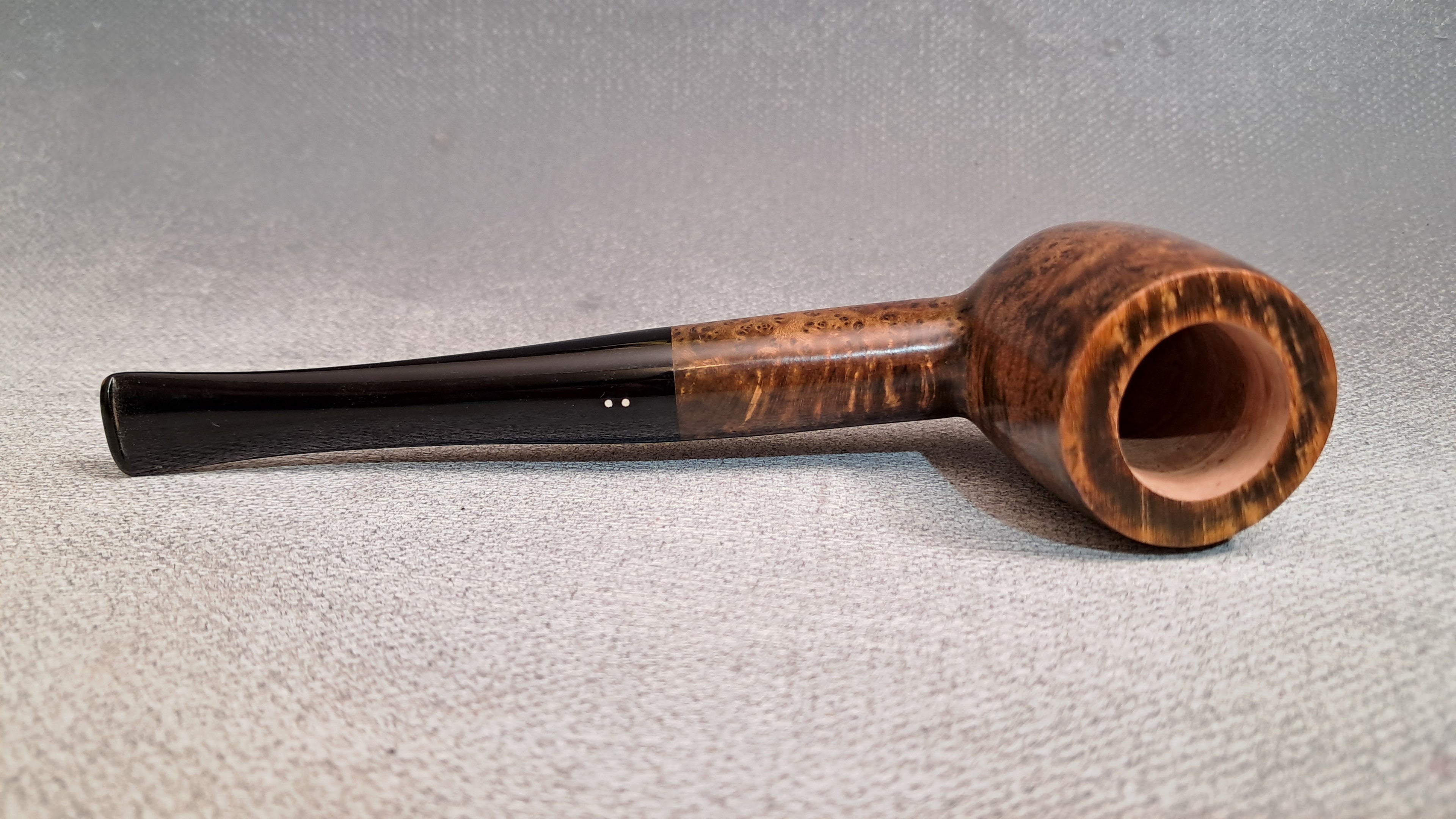 Hand made billiard pipe, smooth contrast.