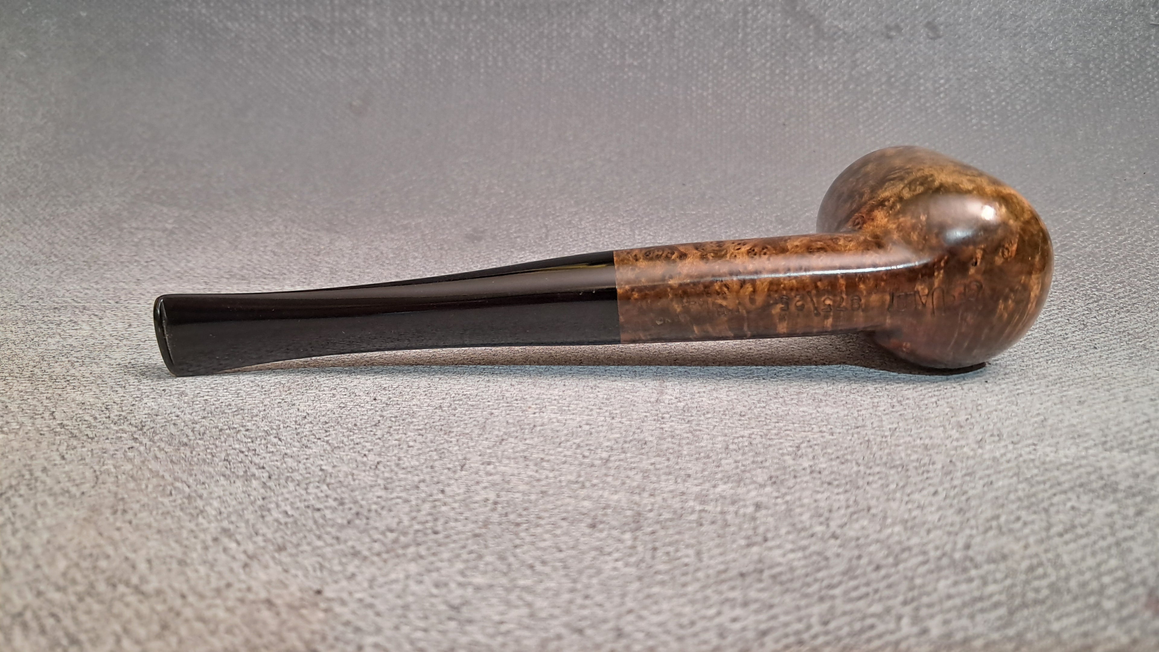 Hand made billiard pipe, smooth contrast.